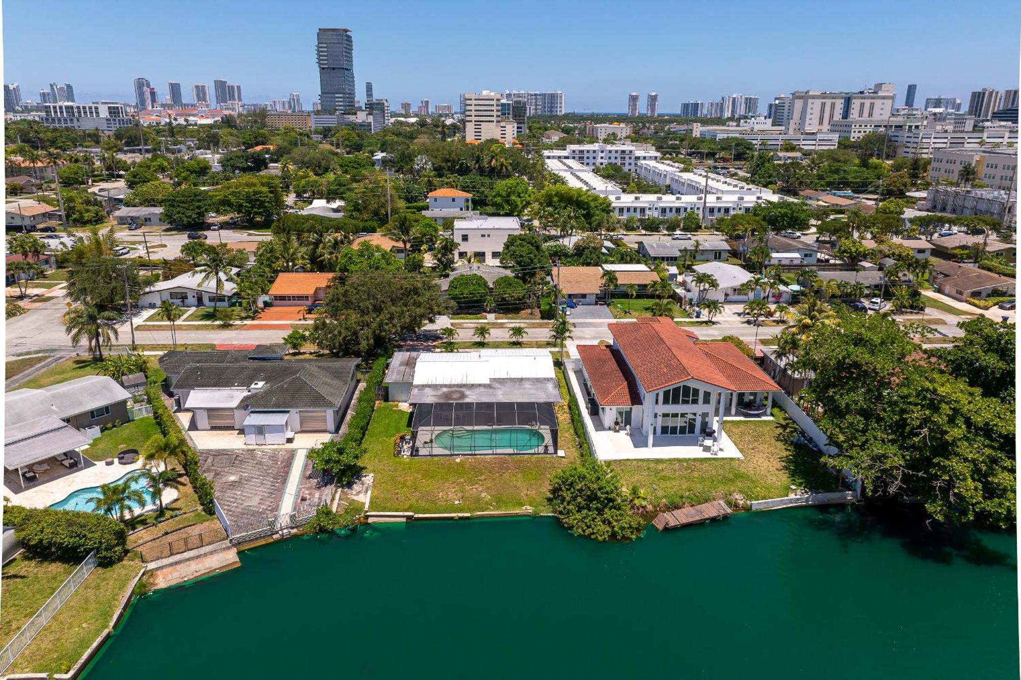 Waterfront Pool & Amazing Location - Wow
