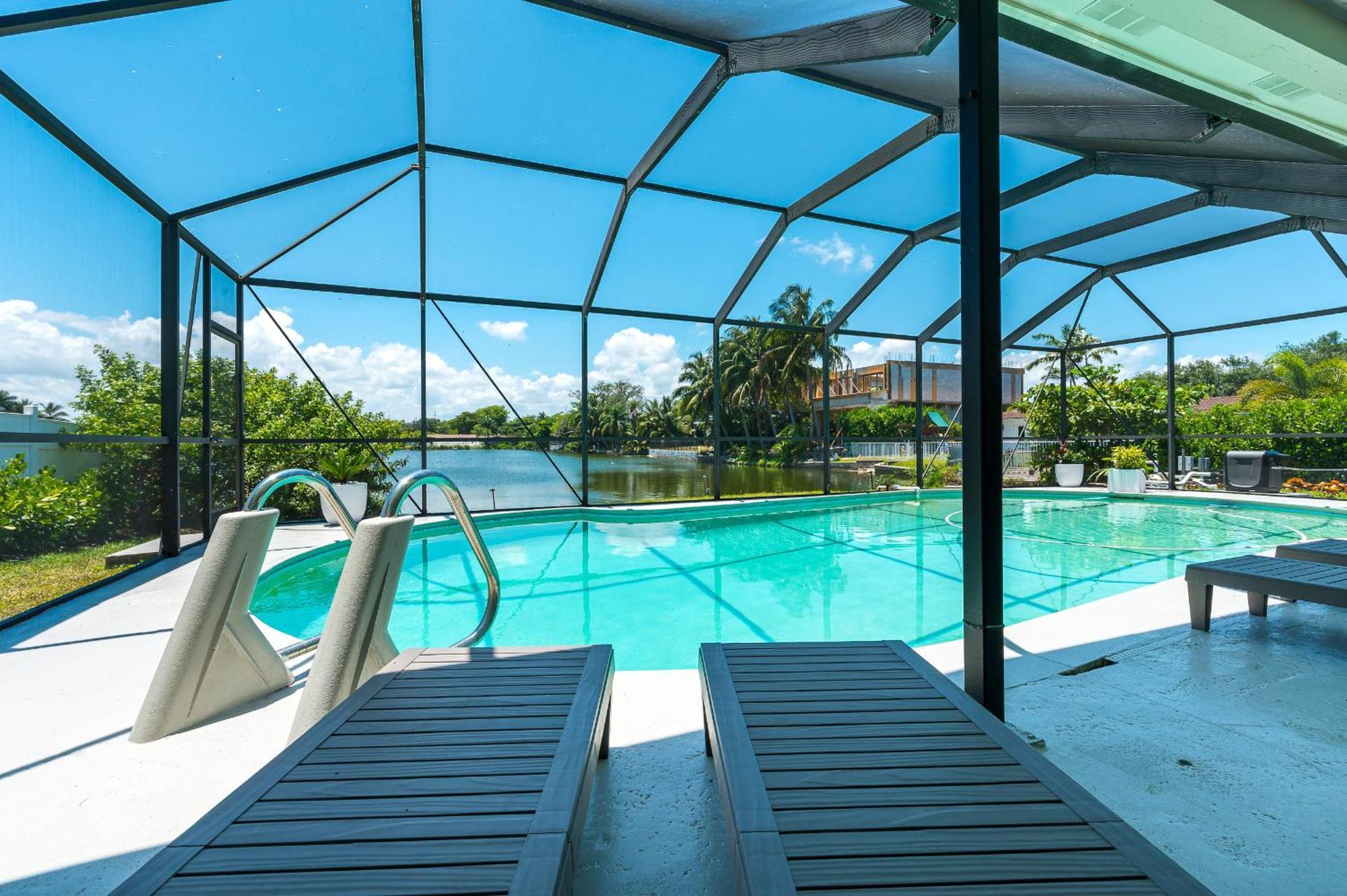 Waterfront Pool & Amazing Location - Wow Holiday home